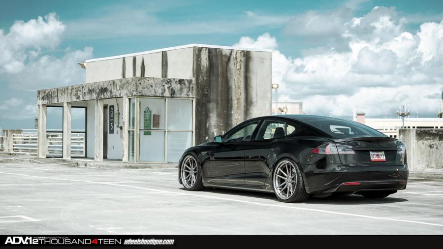  Tesla Model S by ADV.1 Wheels 2014 года  (фото 2 из 21)